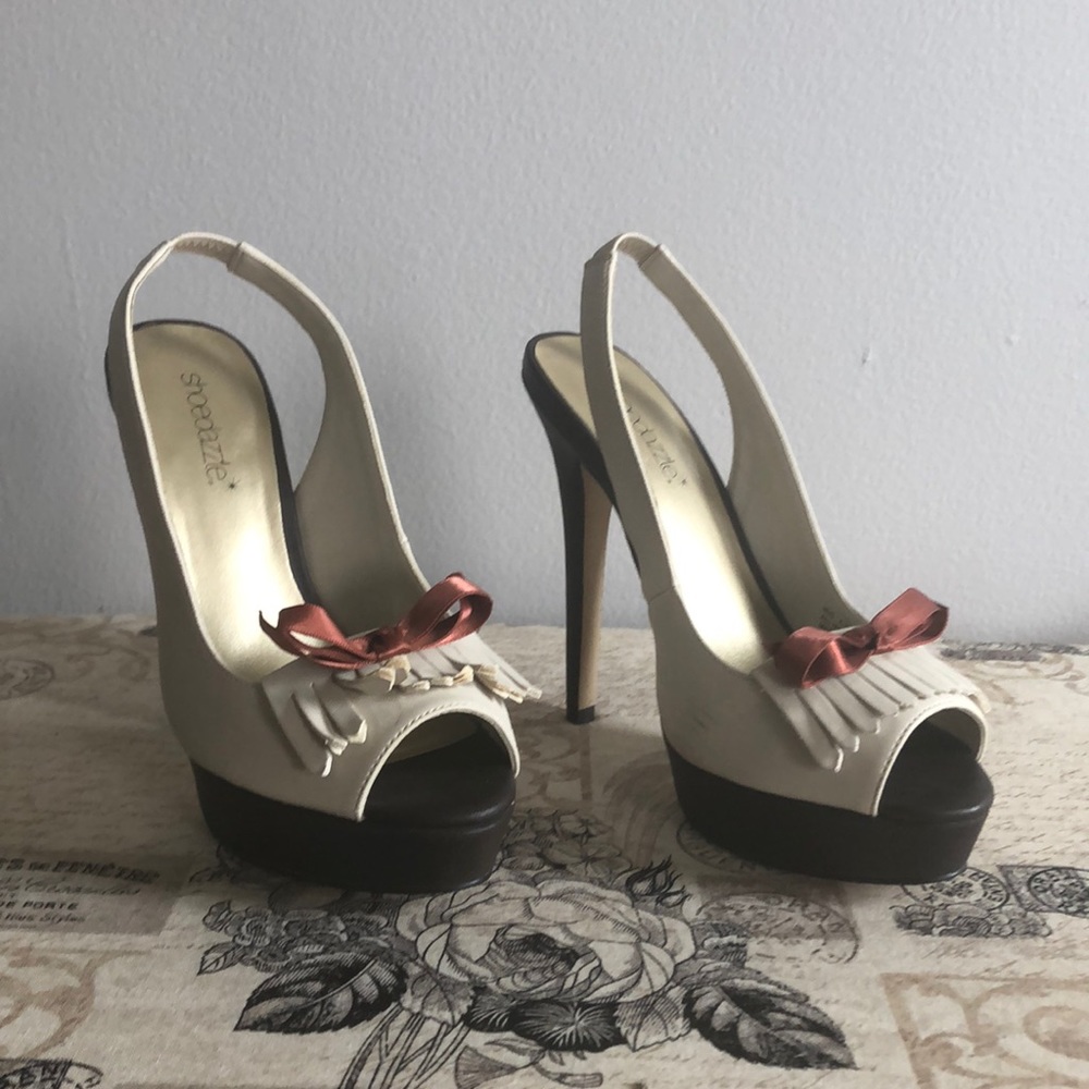 Cream heels with bow accent
